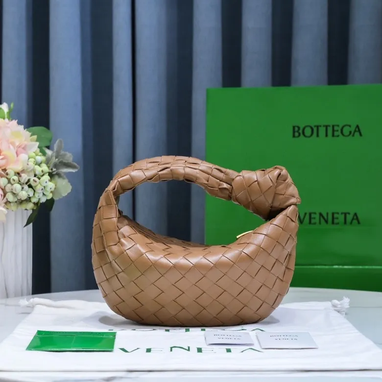 Batch 1120 BV Bottega Veneta's new early spring women's MINI JODIE handbag BV bag 🔥The new method is based on the original rounded corners, knotted with classic woven leather round hobo bag, The most iconic triangular pull-out design, using sheepskin draped soft shape, is super suitable for concave shapes~ Jodie feels really gentle to people, and is definitely the best item for daily matching. It has the same weave, new elements and twists, is compact and versatile, and is the new favorite of street style Internet celebrities! Dimensions: 23x28x8 Model: 6699-1